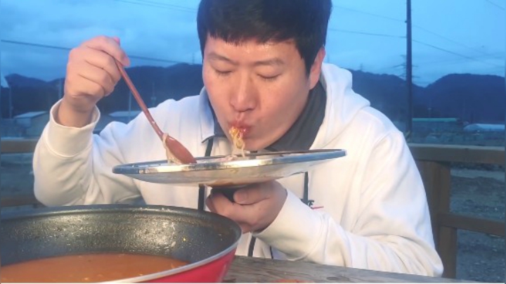 独自享用热气腾腾的金拉面，搭配新鲜的鸡蛋，味道真的不一般！
