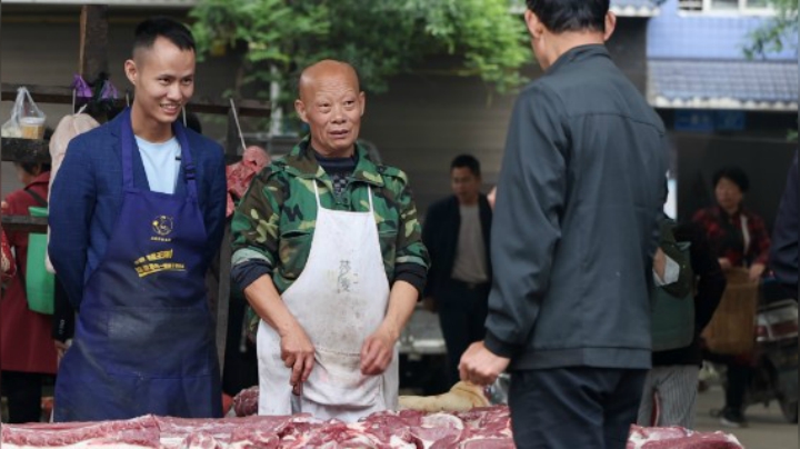 厨师长和四伯分享：农家猪从饲养到市场上售卖需要哪些正规化流程