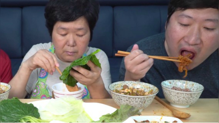 和家人一起享用包饭和辣炒猪肉，搭配浓郁的大酱汤，太下饭了！