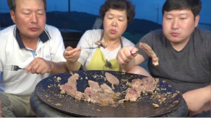 和家人享用牛脊肉牛排，口感软嫩多汁，搭配蒜泥后简直锦上添花！