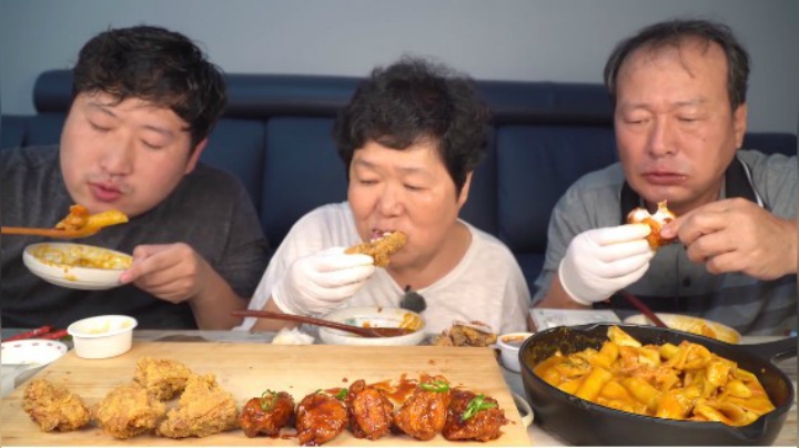 碳水美食分享！和父母享用香辣炸鸡和年糕，咔滋一口太酥脆了！