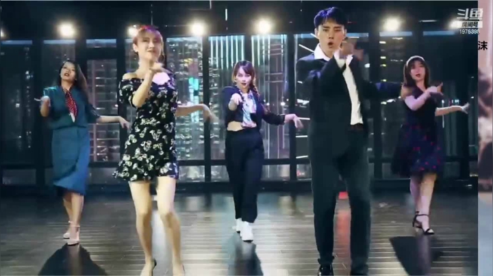 我在斗鱼看沫沫同学丶直播舞蹈