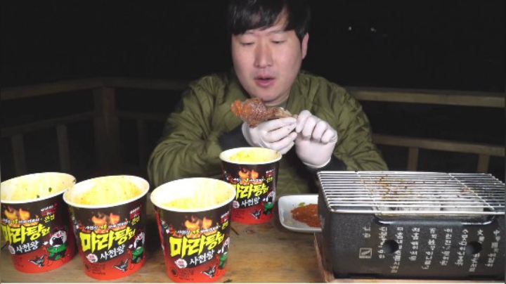 独自享用色香俱佳的法式烤羊排，蘸上孜然，味道让人回味无穷！