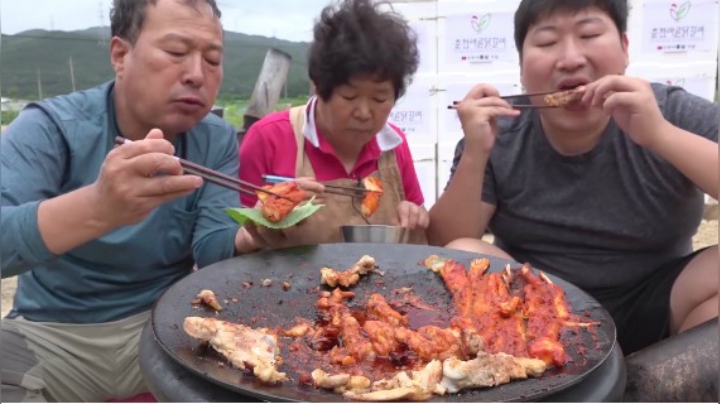 和父母享用外焦里嫩的带骨鸡排，最后给孩子们送去了300份鸡排 ！