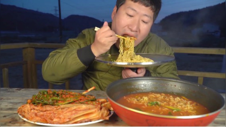 辣味金拉面和泡菜搭配着吃堪比山珍海味！再喝一口汤，太爽了！