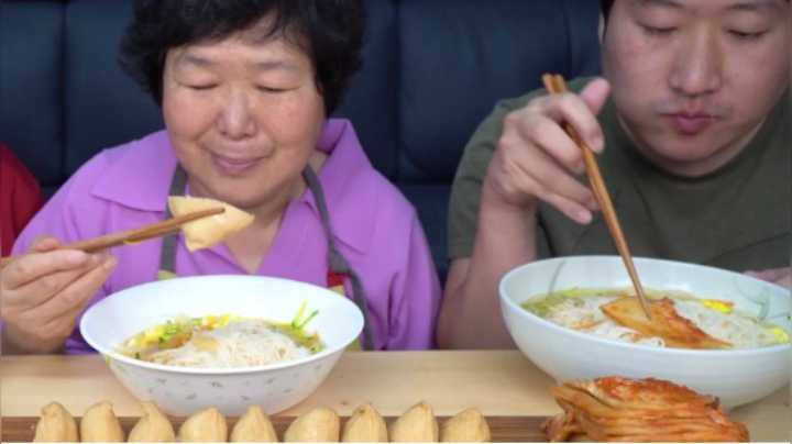 品尝营养丰富的豆腐饭团，搭配泡菜和面条，妈妈：用心做的都香！