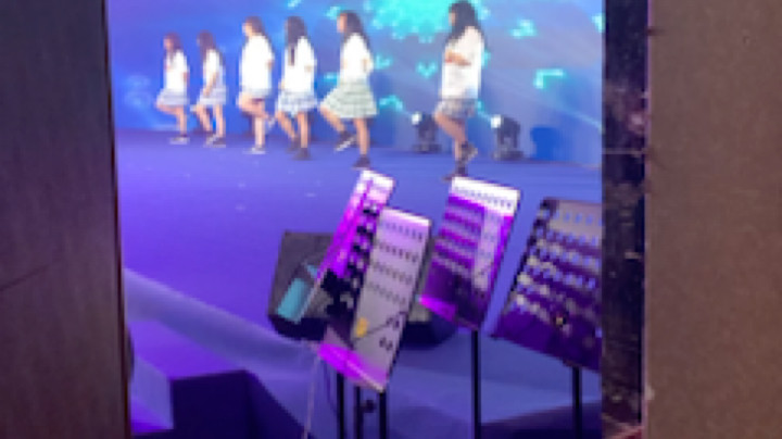 第一次看女团表演，台下粉丝太疯狂了，挺好看的，就是有些费