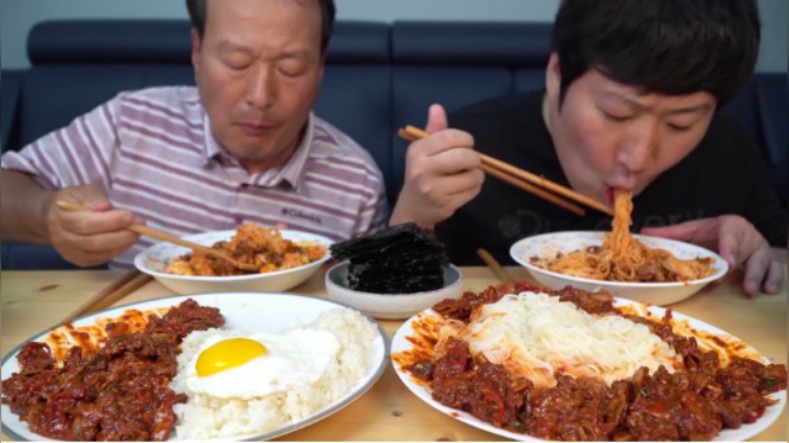 和爸爸品尝与辛拉面辣度相当的毛蚶！肉粒饱满，搭配主食真下饭！