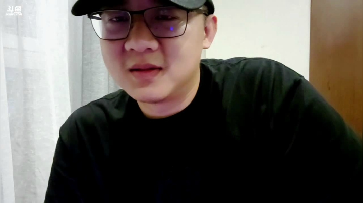 我在斗鱼看小鱼小鱼吃虾米直播户外