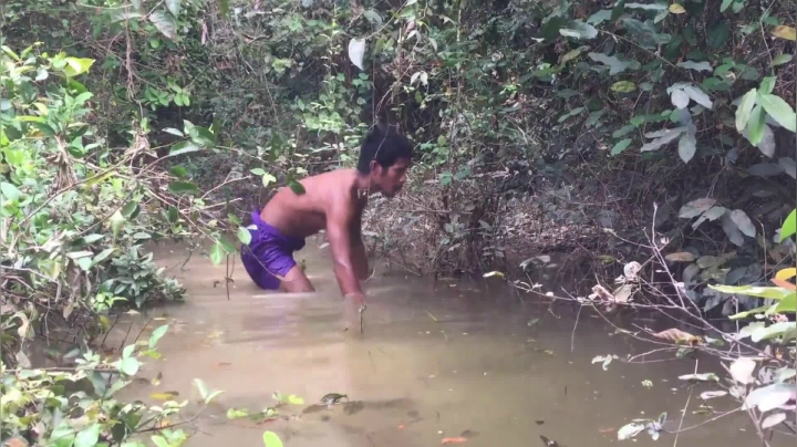 『原始生活』烤食大蜗牛 (1)