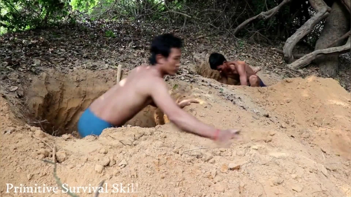 原始生活』建造一个地下井小屋 (1)