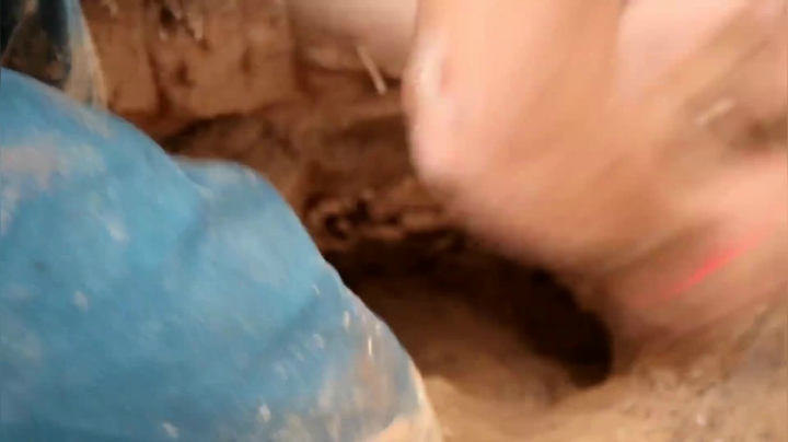 『原始生活』建造地下房 (2)