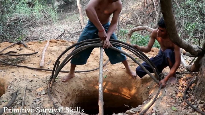 原始生活』建造一个地下井小屋 (2)