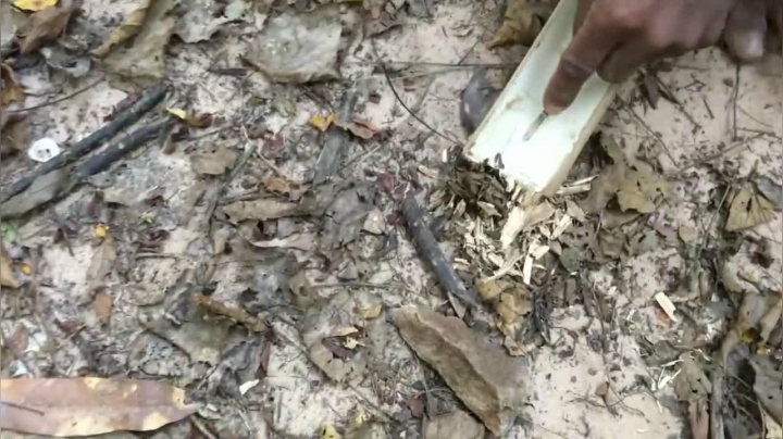 1、『原始生活』打造一把石斧