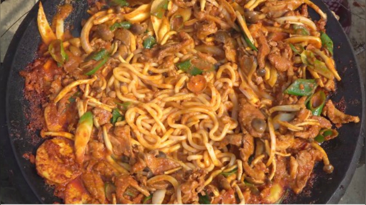 色香俱佳的烤鸭配乌冬面简直锦上添花，最后撒上葱花，真有食欲！