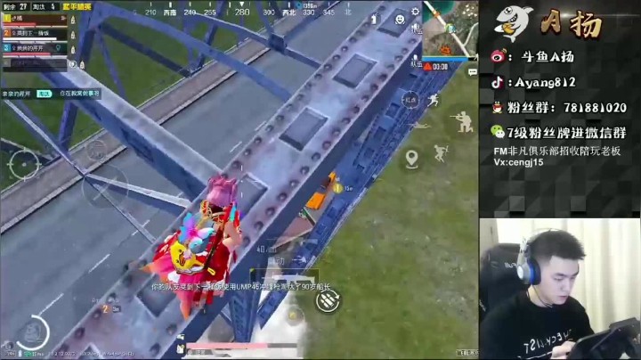 队友上演飞车撞房梁