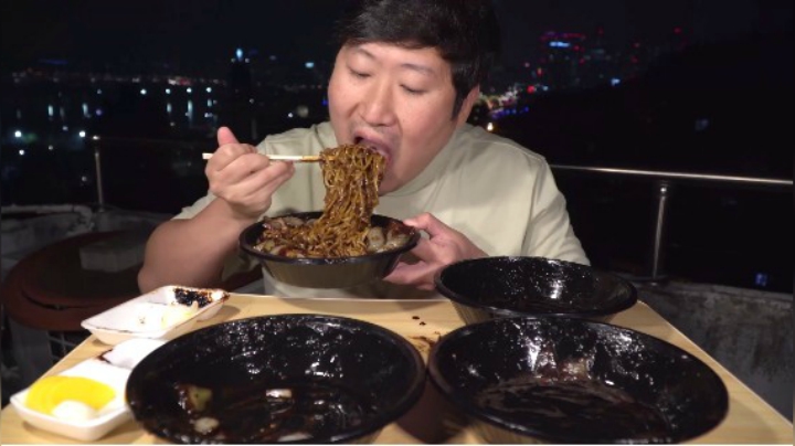 欣赏着美丽的夜景，品尝美味的炸酱面外卖，再吃一口萝卜真香啊！