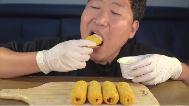 第一次尝试热狗新品，搭配浓郁的酱料一起吃，每一口都超酥脆！
