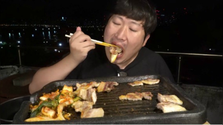 品尝屋塔房代表美食烤五花肉，搭配辣拌面和烧酒，吃起来真香啊！