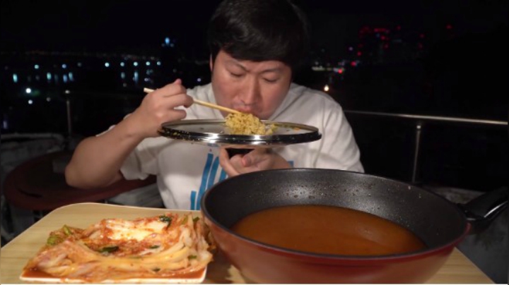 深夜放毒！独自享用美味的辣味金拉面，搭配泡菜后味道更香了！