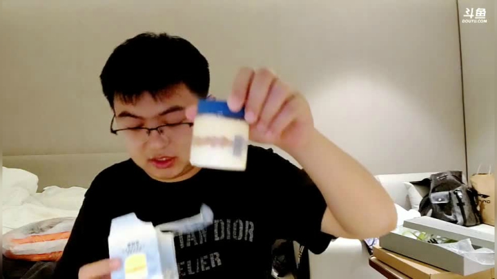 我在斗鱼看火力堂主直播户外