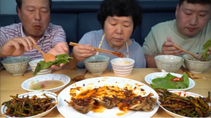 品尝小时候最喜欢吃的大豆叶拌菜，配上调味蒜苔和干鳕鱼太香了！