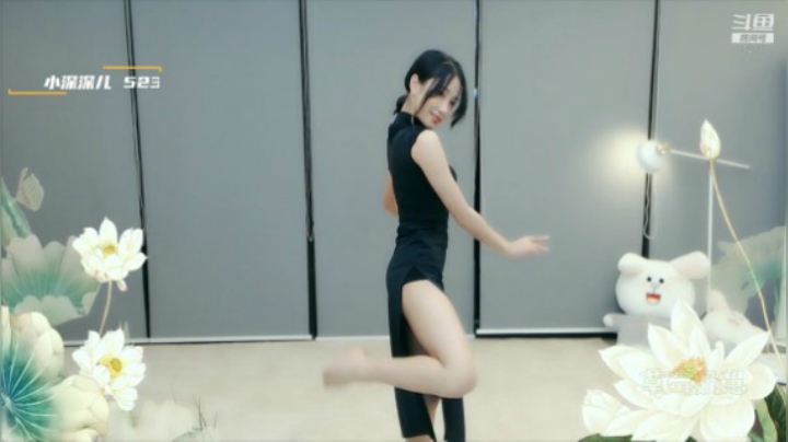 小深深儿：正在跳舞中哦，点进来看跳舞吧！~