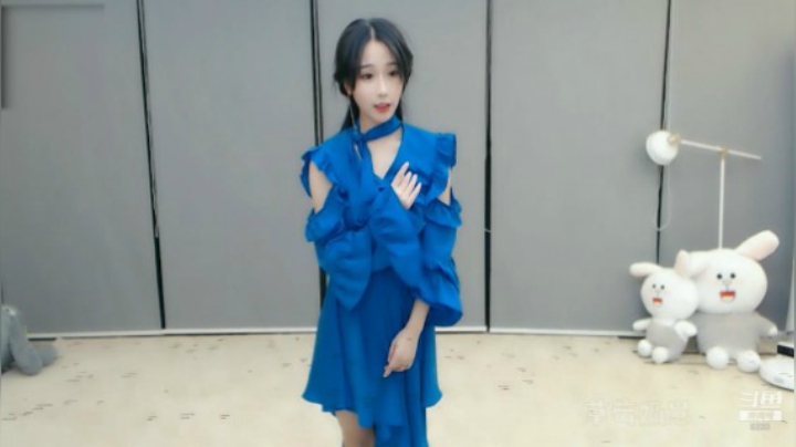 小深深儿：正在跳舞中哦，点进来看跳舞吧！~