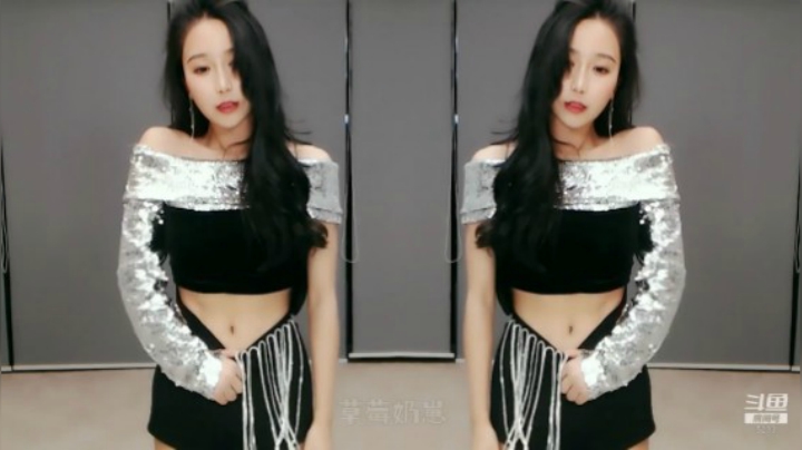 小深深儿：正在跳舞中哦，点进来看跳舞吧！~