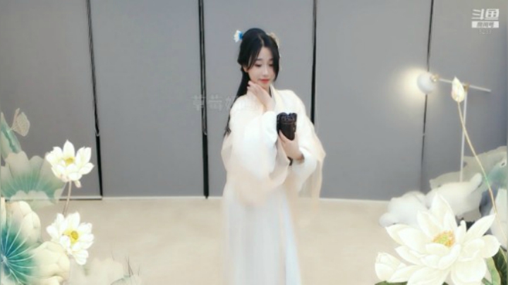 小深深儿：正在跳舞中哦，点进来看跳舞吧！~