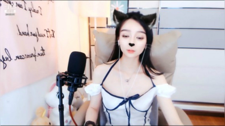 网红美女打扮成可爱的小猫咪