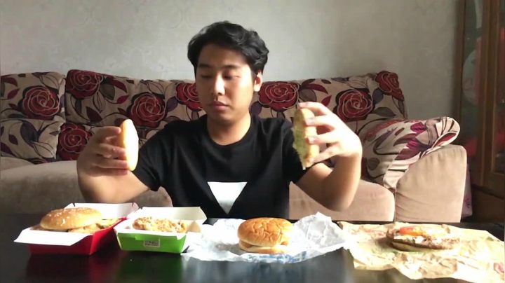 我在斗鱼看YESHI小哥直播美食