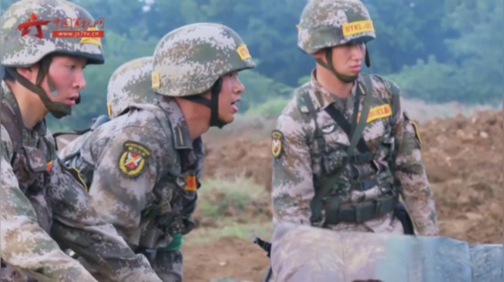 设置充气假坦克 混淆“敌方”视听