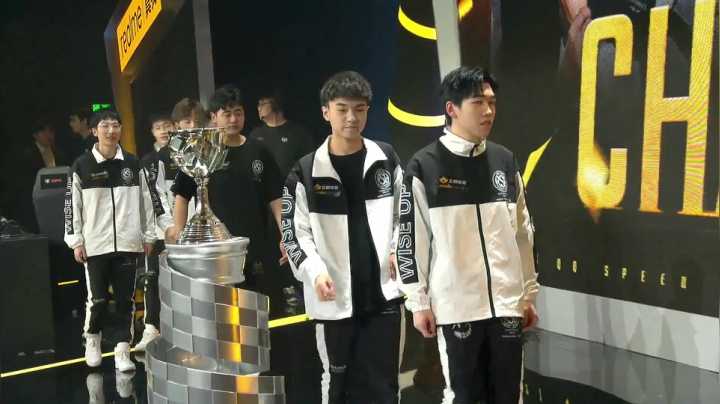 2021S联赛春季赛总决赛_RSG RNG.M队员英雄相惜相互握手