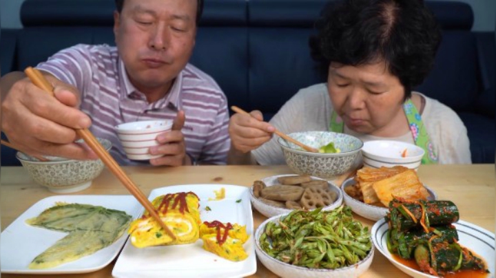 爸妈享用自制红烧莲藕和干鳕鱼汤，配上些时令蔬菜吃得津津有味！