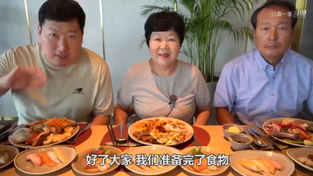 妈妈生日带家人外出享用美味的海鲜自助，让人看着就想流口水！