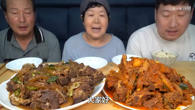 和家人一起品尝香辣排骨和酱香排骨，配上各种蔬菜味道简直绝了！