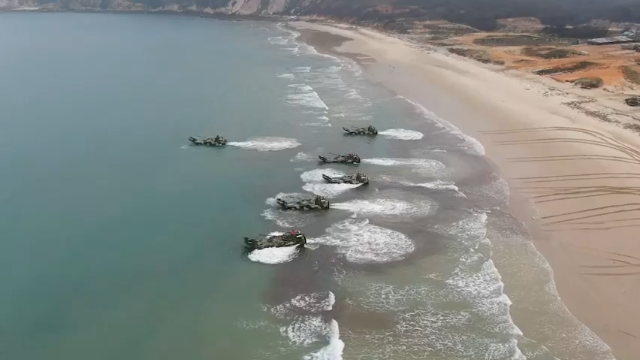 【第一军视】火力全开！两栖装甲泛水编波练协同