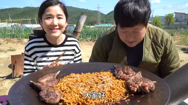 和美女朋友享用炸酱面，搭配软嫩的烤羊排，吃完说最爱的是妈妈！