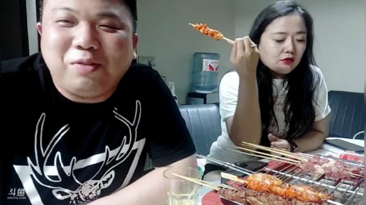 【2021-06-26 21点场】天津美食胡子：跟小姐姐吃烤串和水果