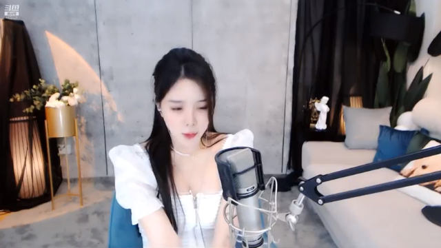 美女主播直播打哈欠了，挺可爱的