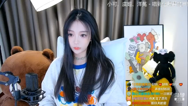 美女主播直播喝饮料，舒服啊