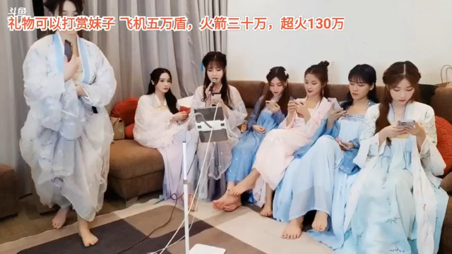 美女合唱流行歌曲《爱的供养》很好听啊