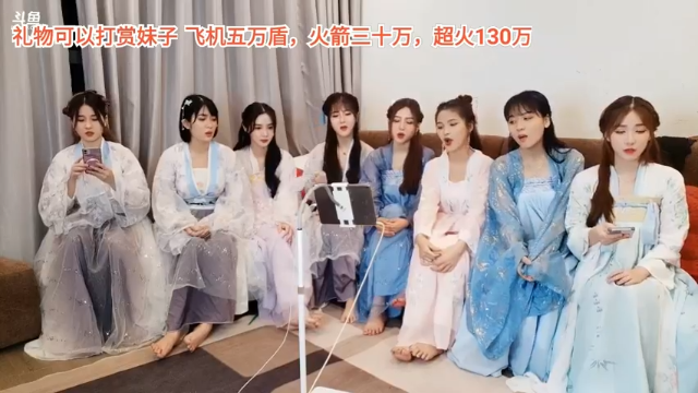 美女一起合唱经典歌曲很好听，旋律还是那么好听