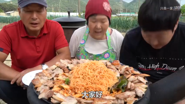 品尝拌面搭配烤五花肉和泡菜，对比冷面和荞麦面口感，各有风味！