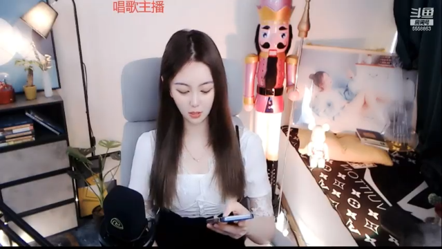 可爱的女主播直播聊天