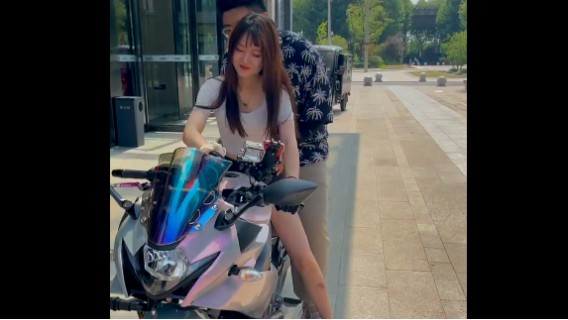 男子以为美女是骑摩托赚钱的