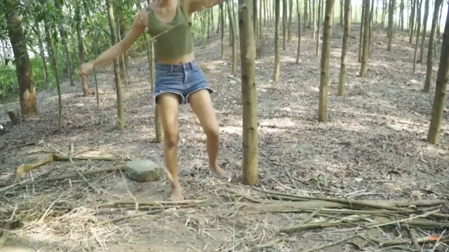 用金合欢树皮做了一个漂亮的吊床(7)妹子 荒野 生存原始技能.flv