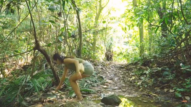 P2_用竹编的竹篓捕捉小溪螃蟹求生(6)妹子 野外  利用原始技术 求生，麻烦投个币吧