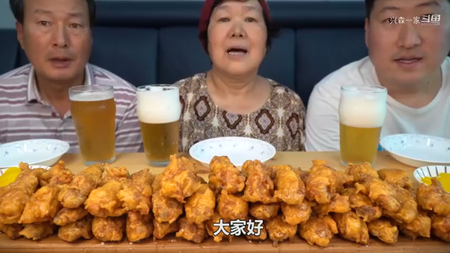 全家享用妈妈做的新口味蜂蜜炸鸡，味道堪比外面炸鸡店，超好吃！